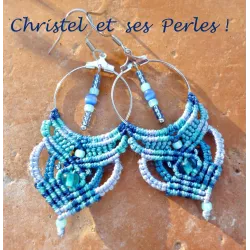 Boucles d'oreilles macramé bleues sur créoles