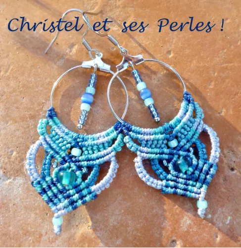 Boucles d'oreilles macramé bleues sur créoles