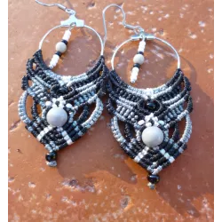 Boucles d'oreilles macramé Noires/grises sur créoles