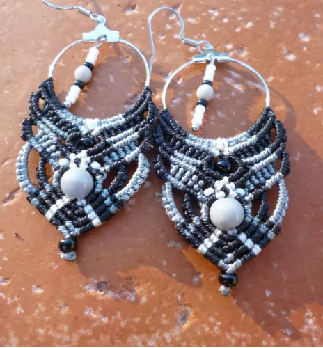 Boucles d'oreilles macramé Noires/grises sur créoles Boucles d'oreilles macramé Noires/grises sur créoles