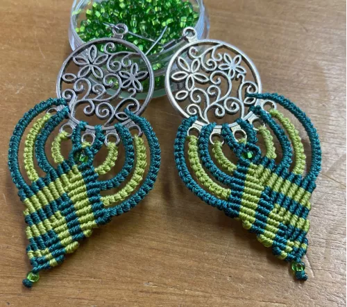 boucles d'oreilles estampes et macramé vertes boucles d'oreilles estampes et macramé vertes