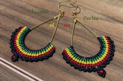 Boucles d'oreilles macramé couleurs rasta et gouttes métal Boucles d'oreilles macramé couleurs rasta et gouttes métal