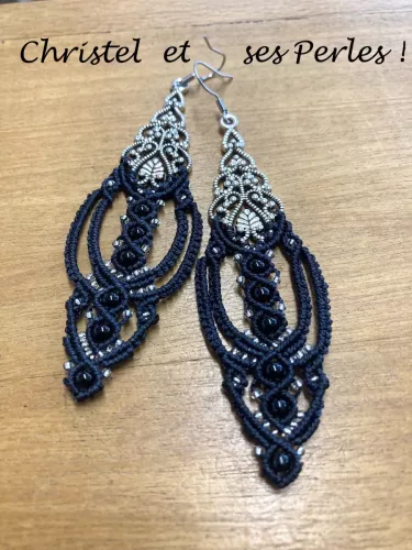 Boucles d'oreilles macramé noires et estampe filigranes Boucles d'oreilles macramé noires et estampe filigranes