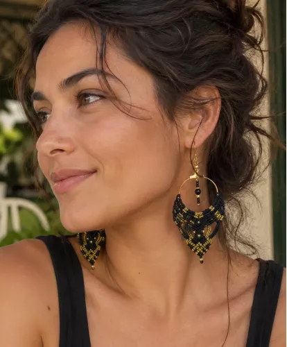Boucles d'oreilles macramé Elfiques noires et dorées sur créoles
