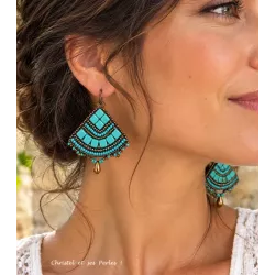 Boucles d'oreilles brodées sur cuir, perles de verre turquoise et cuivre