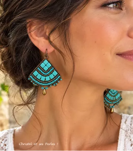 Boucles d'oreilles brodées sur cuir, perles de verre turquoise et cuivre