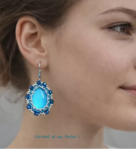Boucles d'oreilles brodées bleues aquamarine Boucles d'oreilles brodées bleues aquamarine