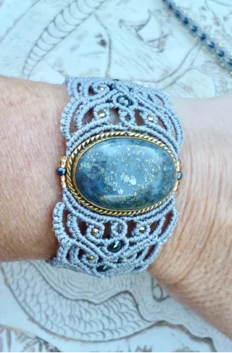 Bracelet macramé et Marcasite sertie laiton doré Bracelet macramé et Marcasite sertie laiton doré