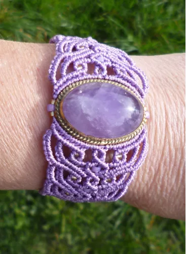Bracelet macramé baroque et Améthyste sertie Bracelet macramé baroque et Améthyste sertie