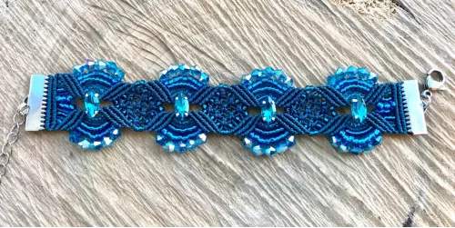 Bracelet macramé et cristal bleu nuit Bracelet macramé et cristal bleu nuit