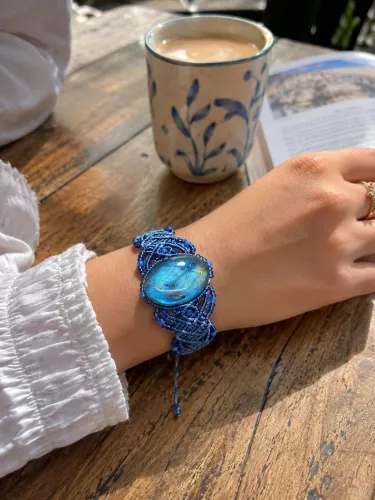 Bracelet artisanal en labradorite et micro-macramé bleu Bracelet artisanal en labradorite et micro-macramé bleu