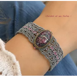 Bracelet macramé baroque et Eudialite sertie