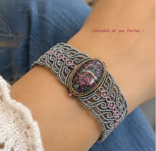 Bracelet macramé baroque et Eudialite sertie