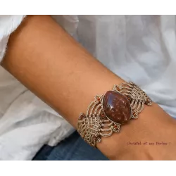 Bracelet en micro-macramé et bois fossilisé de Madagascar
