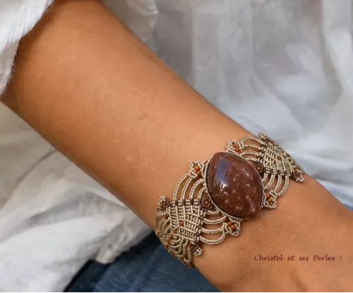 Bracelet en micro-macramé et bois fossilisé de Madagascar Bracelet en micro-macramé et bois fossilisé de Madagascar