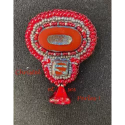 Broche rouge et perles de verre Broche rouge et perles de verre