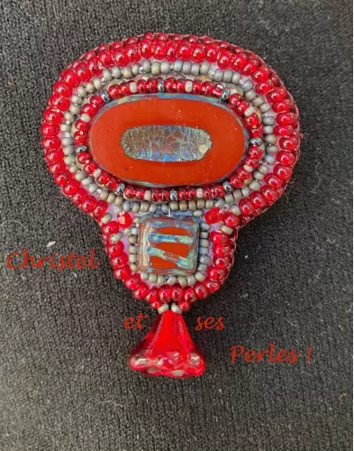 Broche rouge et perles de verre