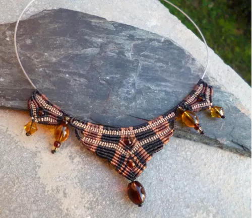 Collier Ethnique sur câble rigide Collier Ethnique sur câble rigide