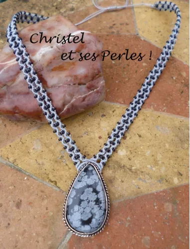 Collier macramé et Obsidienne flocon de neige sertie sur laiton argenté Collier macramé et Obsidienne flocon de neige sertie sur laiton argenté