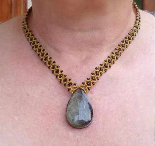 Collier macramé et Obsidienne dorée Collier macramé et Obsidienne dorée