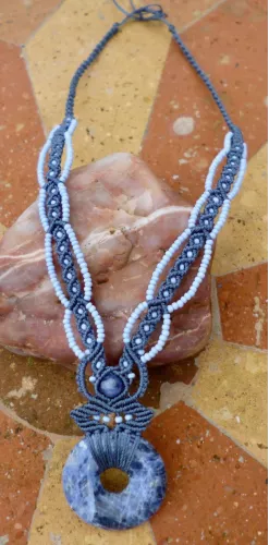 Petit collier macramé et Donut en Sodalite