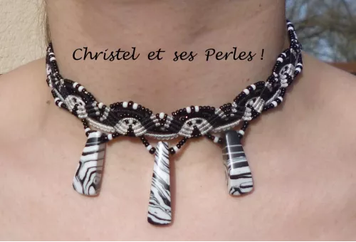 Collier ras de cou en macramé et pendentifs noir&blanc