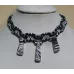 Collier ras de cou en macramé et pendentifs noir&blanc