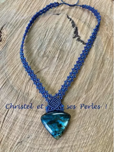 Collier macramé et Labradorite bleue triangle Collier macramé et Labradorite bleue triangle