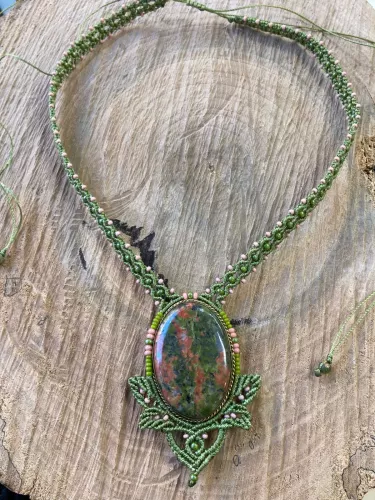 Collier macramé et Unakite Collier macramé et Unakite