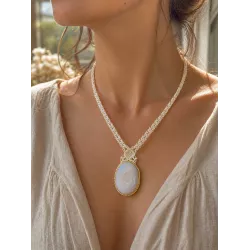 Collier en macramé avec druse d’onyx blanc – Bijou artisanal fait main