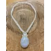 Collier en macramé avec druse d’onyx blanc – Bijou artisanal fait main