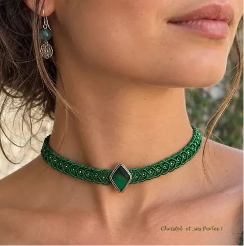 Collier macramé ras de cou et Onyx vert Collier macramé ras de cou et Onyx vert
