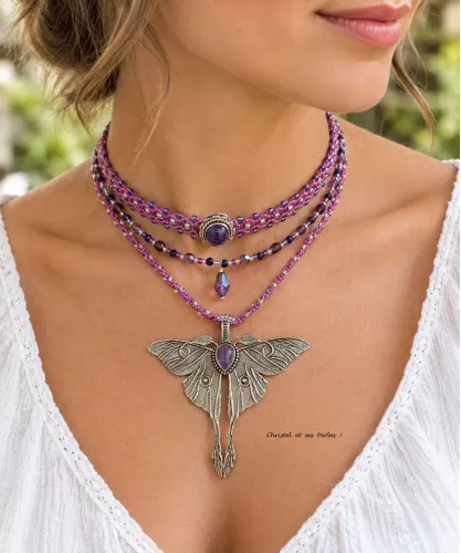 Collier multirang macramé, papillon nocturne et Améthyste Collier multirang macramé, papillon nocturne et Améthyste