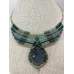 Collection ARCADIA : Plastron macramé et Labradorite camaieu vert