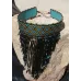 Collier ras cou galon tissu et franges perlées Collier ras cou galon tissu et franges perlées