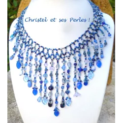 Collier fils perlés de verre bleu