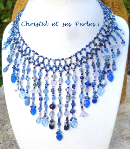 Collier fils perlés de verre bleu