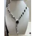 Collier Asymétrique – Noir / Blanc