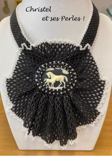 Collier Jabot, style Victorien,camée chevaux