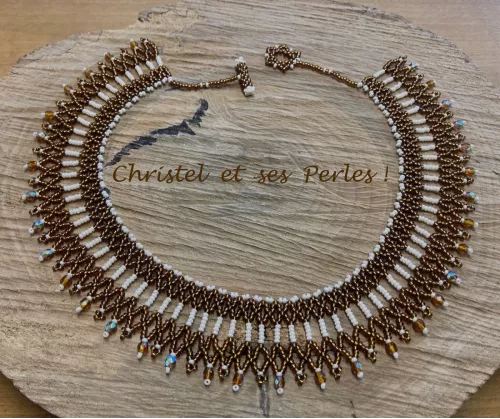 Collier perles vert Topaze foncé et crème Collier perles vert Topaze foncé et crème