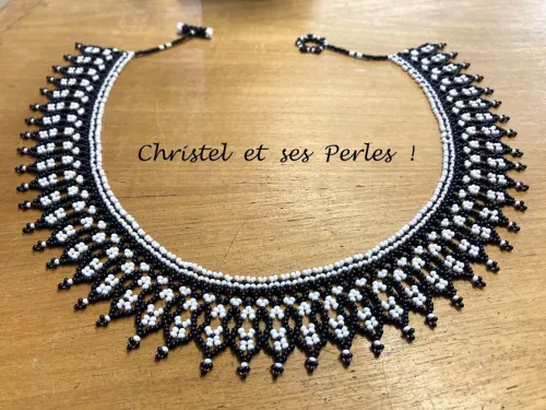 Collier perles dessiné noir et blanc Collier perles dessiné noir et blanc