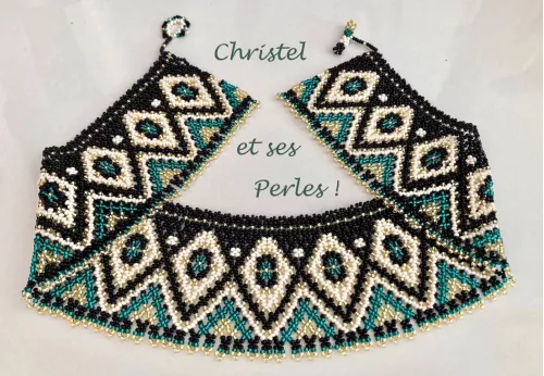 Collier perles géométrique vert emeraude, crème, doré et noir Collier perles géométrique vert emeraude, crème, doré et noir