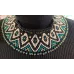 Collier perles géométrique vert emeraude, crème, doré et noir Collier perles géométrique vert emeraude, crème, doré et noir