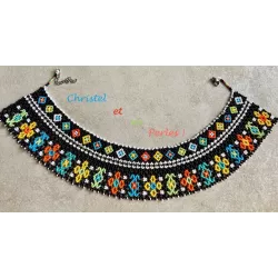 Collier perles motifs géométriques multicolores