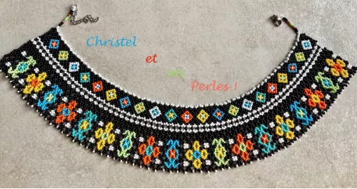 Collier perles motifs géométriques multicolores Collier perles motifs géométriques multicolores