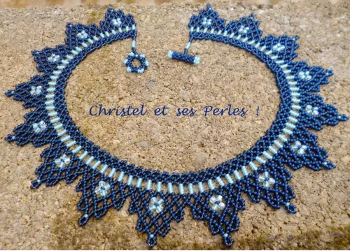 Collier netting triangle couleur deux bleus Collier netting triangle couleur deux bleus
