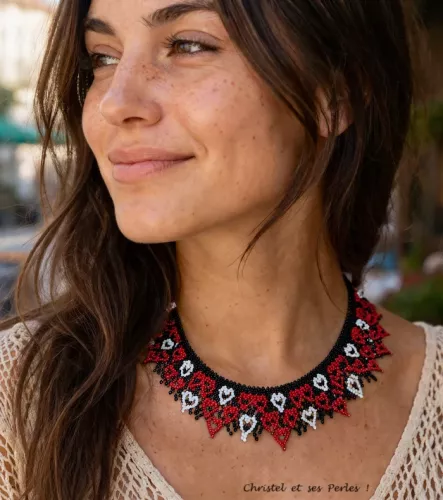 Collier perles coeurs rouge noir blanc