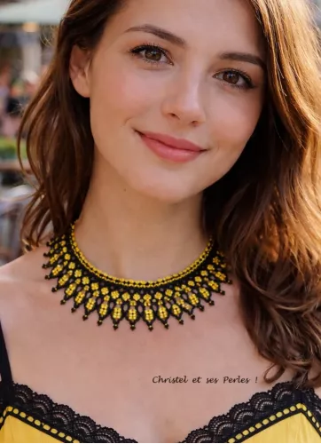 Collier perles tissé, géométrique, Jaune et noir Collier perles tissé, géométrique, Jaune et noir