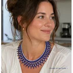 Collier perles tissé, géométrique, Bleu marine blanc