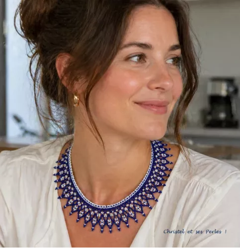 Collier perles tissé, géométrique, Bleu marine blanc
